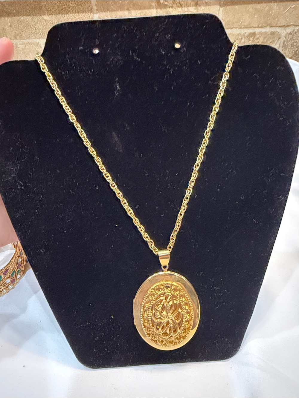 Vintage Gold Oval Medallion Pendant Necklace - Women Jewelry